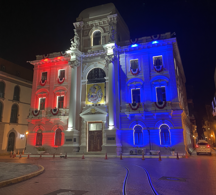 Los edificios de relevancia nacional exhiben los colores de la bandera en Panamá.
