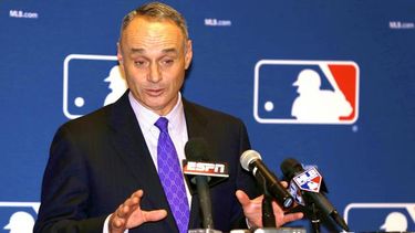 Manfred espera la autorización para realizar el juego de exhibición. (ARCHIVO)