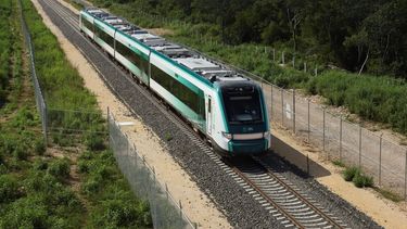 El tren inaugural con el presidente Andrés Manuel López Obrador a bordo pasa cerca de Chocholá, estado de Quintana Roo, México, el viernes 15 de diciembre de 2023.