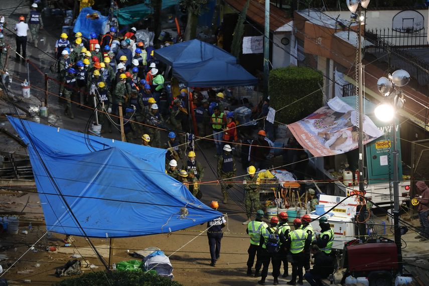 Las labores de rescate no cesan. Miles de voluntarios se han volcado a las calles para sumarse a la tarea de rescatar víctimas.&nbsp;