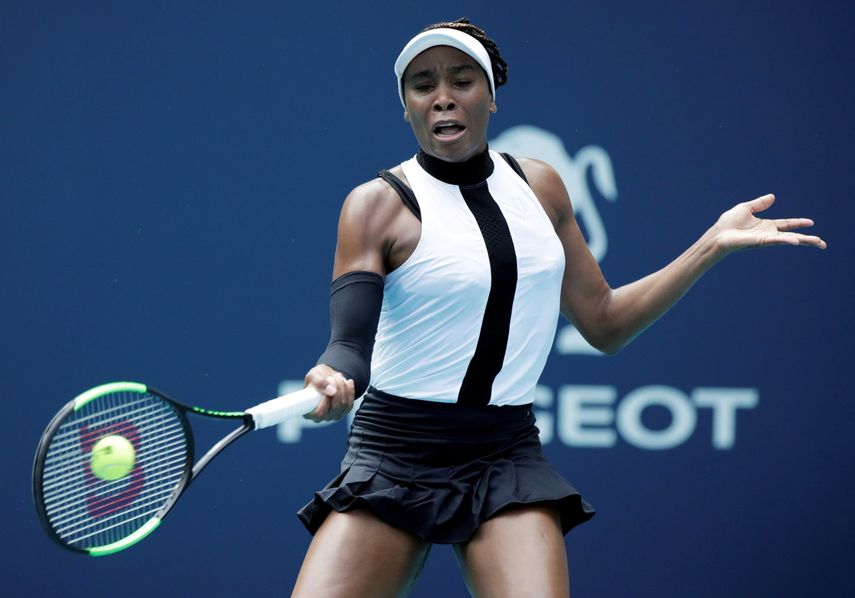 La tenista estadounidense&nbsp;Venus&nbsp;Williams&nbsp;devuelve una bola a la eslovena Dalila Jakupovic durante un partido del Abierto de Miami.