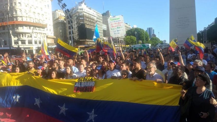 Venezolanos en el exilio desde Argentina gritan: Gloria al bravo pueblo.&nbsp;