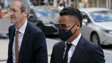 El actor Cuba Gooding Jr., a la derecha, llega a la corte penal de Nueva York para una audiencia sobre su caso de violencia sexual, el lunes 18 de octubre de 2021.