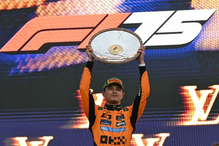 El piloto británico Lando Norris, de McLaren, que obtuvo el primer lugar, celebra en el podio después del Gran Premio de Australia de Fórmula 1 en el Circuito Albert Park en Melbourne el 16 de marzo de 2025.&nbsp;