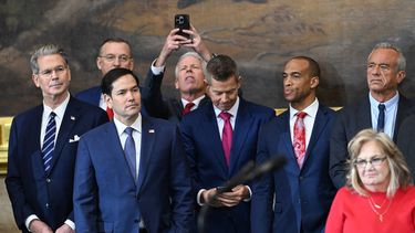 (De izq. a der.) El candidato a secretario del Tesoro de Estados Unidos, Scott Bessent; el candidato a secretario de Asuntos de Veteranos, Doug Collins; el secretario de Estado, Marco Rubio; el candidato a secretario de Energía, Chris Wright; el candidato a secretario de Transporte, Sean Duffy; el candidato a secretario de Vivienda y Desarrollo Urbano, Scott Turner; y el candidato a secretario de Salud y Servicios Humanos, Robert F. Kennedy Jr., asisten a la ceremonia de investidura antes de que Donald Trump preste juramento como el 47.º presidente de Estados Unidos en la Rotonda del Capitolio de Estados Unidos en Washington, DC, el 20 de enero de 2025. 
