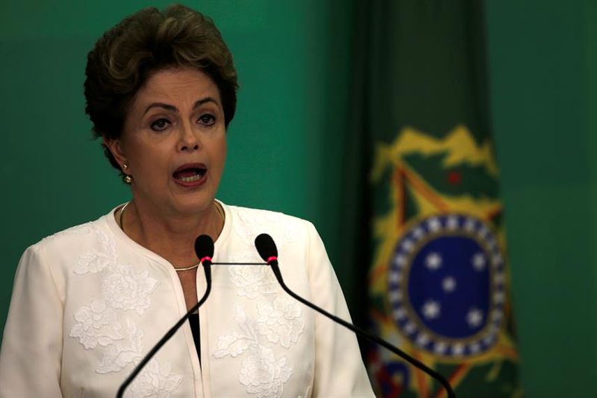 Recibí con indignación la decisión del presidente de la Cámara de Diputados contra un mandato democráticamente conferido por el pueblo brasileño, dijo Rousseff.(EFE)