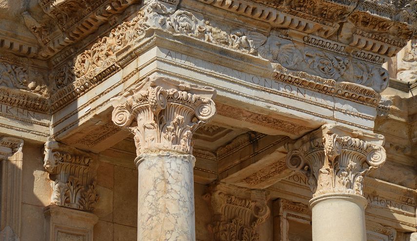 Detalle de columna corintia y entablamento, biblioteca de Celso.