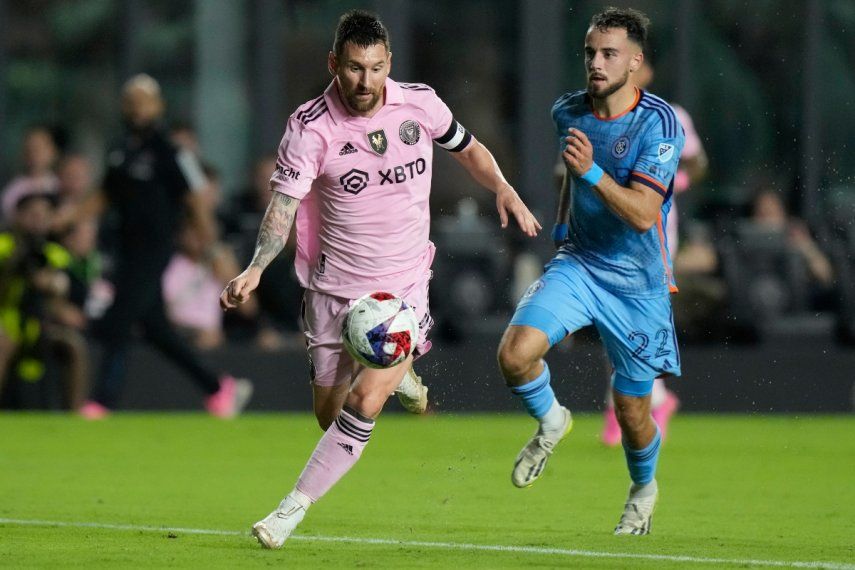 El delantero del Inter Miami, Lionel Messi, corre con el balón frente a Kevin OToole del New York FC en un encuentro amistoso en Fort Lauderdale, Florida, el 10 de noviembre del 2023.&nbsp;