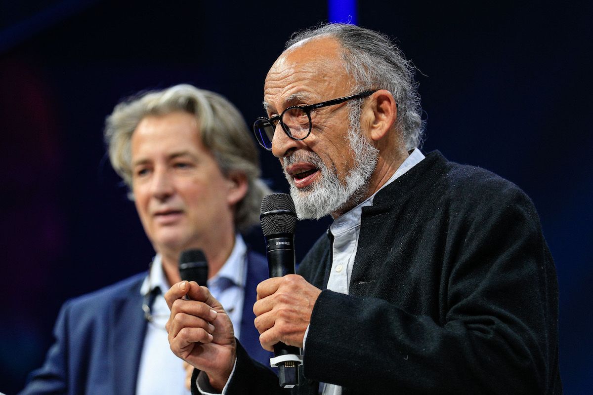 El fotoperiodista y presidente del jurado, Manoocher Deghati, habla durante la ceremonia de entrega de los premios Bayeux-Calvados a los corresponsales de guerra, en Bayeux, el norte de Francia. Este año el premio recayó en un fotógrafo birmano. El fotoperiodista y presidente del jurado, Manoocher Deghati, habla durante la ceremonia de entrega de los premios Bayeux-Calvados a los corresponsales de guerra, en Bayeux, el norte de Francia. Este año el premio recayó en un fotógrafo birmano.