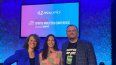 En esta foto de marzo de 2023, distribuida por la Sloan Sports Analytics Conference, posan de izquierda a derecha Jessica Gelman, Sue Bird y Daryl Morley, tras la entrega de un premio a la segunda en Boston. Actualmente ellos aseguran que la Inteligencia Artificial cobrará las vidas de las deisciplinas deportivas&nbsp;