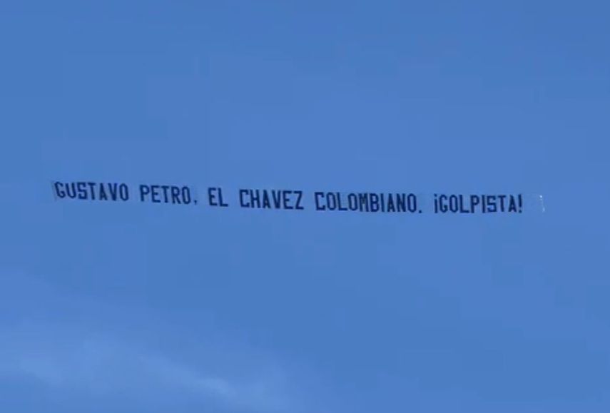Avioneta sobrevuela Miami Beach con mensaje que compara a Petro con Chávez&nbsp;