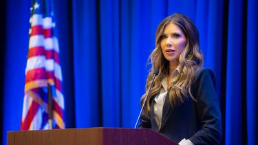 La secretaria del DHS, Kristi Noem, durante la Cumbre de Seguridad Nacional de 2025.