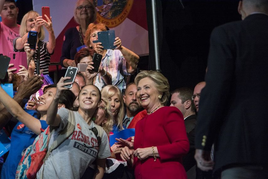 La candidata demócrata Hillary Clinton se toma una selfie con jóvenes que asistieron a su convocatoria en el Comunity College de Broward.&nbsp;