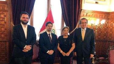 En la reunión con Guevara participaron la presidenta del Congreso, Luz Salgado, además de los congresistas peruanos Jorge del Castillo, del partido Aprista, y Rosa María Bartra, del partido fujimorista Fuerza Popular.