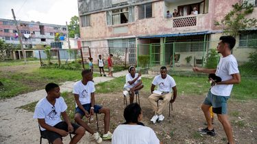 Jóvenes en rehabilitación y pastores conversan frente a la Casa de Rescate para drogadictos en un barrio de La Habana el 22 de agosto de 2025. En Cuba, donde la adicción a las drogas suele ser baja, el consumo de el químico, un cannabinoide sintético altamente adictivo, más barato y potente que la marihuana, está ganando terreno.