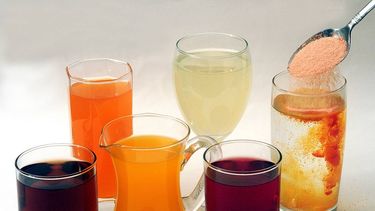 Existe una&nbsp;relación entre el consumo de bebidas y los comportamientos de salud oral.&nbsp;