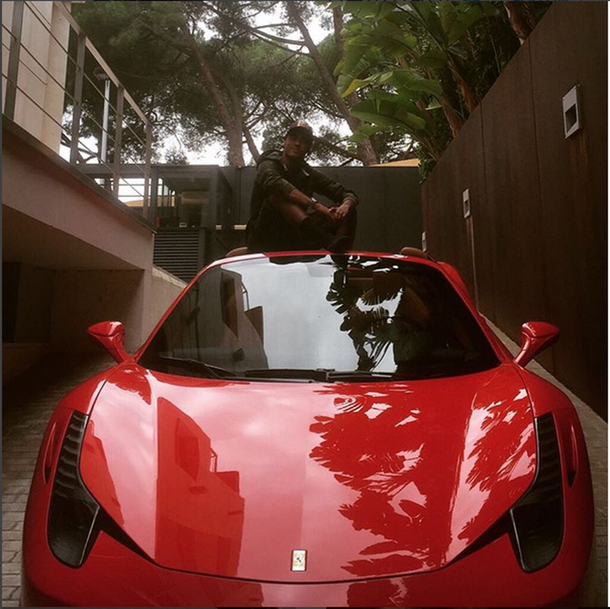 Neymar y su nuevo coche. (VÍA INSTAGRAM)