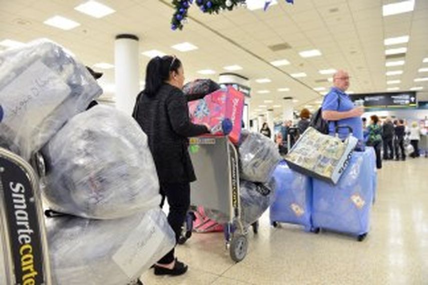 Viajeros en el aeropuerto de Miami con destino a Cuba. (ÁLVARO MATA)