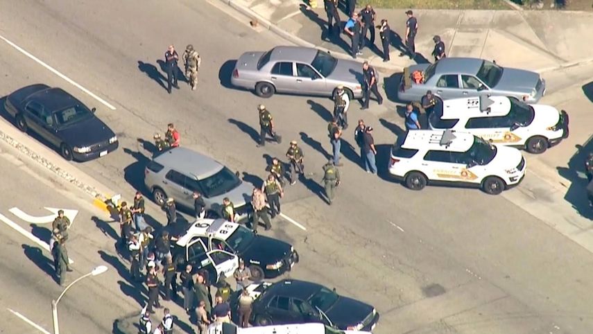 Vista aérea del despliegue policial en las inmediaciones de la escuela North Park Elementary, en la localidad californiana de San Bernardino.