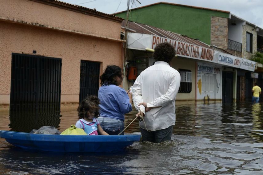 Los habitantes de la Localidad deben trasladarse en Canoa pues la zona se encuentra colapsada (www.elpitazo.com)