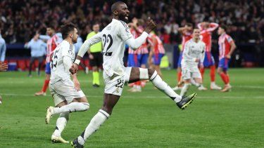 El defensor alemán Antonio Rudiger, del Real Madrid, celebra luego de anotar el penal decisivo para que su club avanzara a la siguiente ronda de la Champions League, el 12 de marzo de 2025.