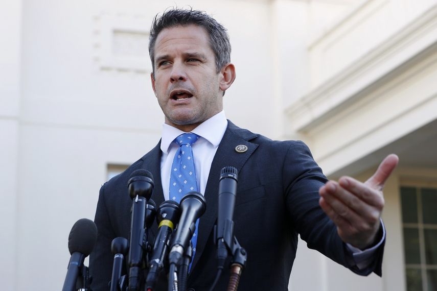 Fotografía de archivo del 6 de marzo de 2019 del representante Adam Kinzinger, republicano de Illinois, hablando con la prensa en la Casa Blanca, en Washington.