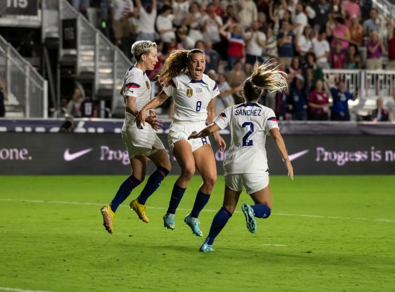 Jugadoras de la selección de EEUU festejan tras anotar un gol contra Alemania