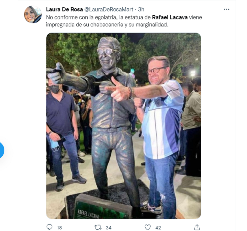 El gobernador chavista del estado Carabobo, al occidente de Venezuela, Rafael Lacava junto a su estatua.