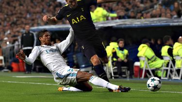 El delantero del Tottenham Harry Kane (derecha), pelea un balón con el defensa francés del&nbsp;Real&nbsp;Madrid Raphael Varane.