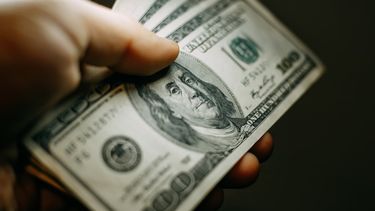 Imagen de billetes de dólares estadounidenses. 
