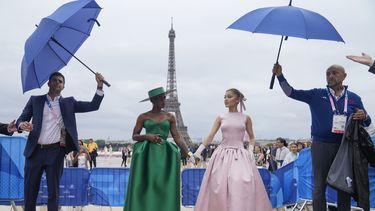 Las artistas Ariana Grande y Cynthia Erivo llegan a París, Francia, antes de la ceremonia de apertura de los Juegos Olímpicos de Verano de 2024, el viernes 26 de julio de 2024.