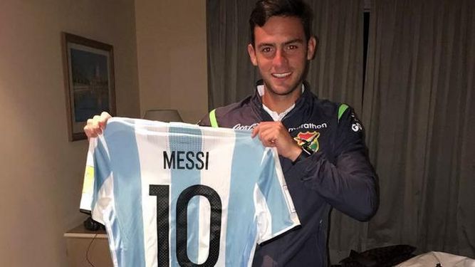El mediocampista Fernando Saucedo mostró por las redes sociales el regalo que le dio el argentino . (CORTESÍA)