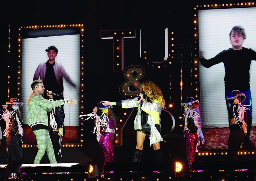 Ramix y Paulina Rubio actúan durante los ensayos en el BB&T Center en Sunrise, Florida.
