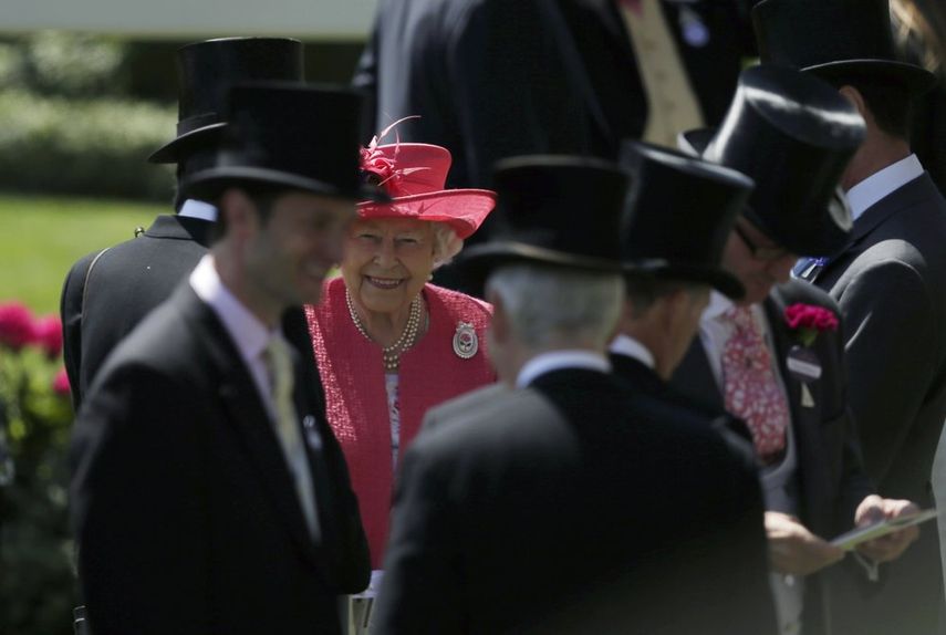 En esta foto de archivo del jueves 21 de junio de 2018, la reina Isabel II de Gran Breta&ntilde;a llega el tercer d&iacute;a de la reuni&oacute;n de la carrera de caballos Royal Ascot, que tradicionalmente se conoce como el D&iacute;a de las Damas, en Ascot, Inglaterra.&nbsp;