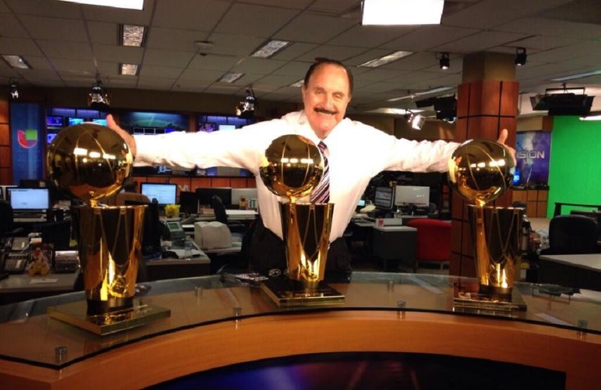 El presentador de noticias Guillermo Benites, junto a varios premios en los estudios de Univision 23 Miami.