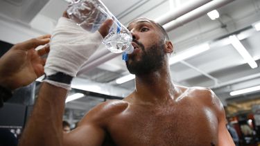 En foto de archivo del 11 de enero del 2017 el campe&oacute;n de peso medio de la Federaci&oacute;n Internacional de Boxeo James DeGale durante un entrenameinto en Nueva York. El 6 de mayo del 2020 el Consejo de Control del Boxeo Brit&aacute;nico dijo que est&aacute;n trabajando en mecanismos de seguridad, incluyendo un aparato para que los boxeadores escupan de manera segura para regresar a las actividades en julio.&nbsp;
