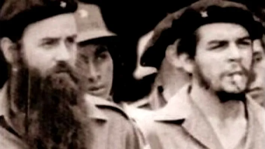 Barbarroja a la izquierda, junto al Che Guevara.