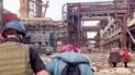 Algunas personas caminan entre los escombros en la planta siderúrgica Azovstal de Mariúpol (Ucrania), en una foto sin fecha suministrada por los militares ucranianos el 1ro de mayo del 2022. 