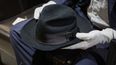 Un sombrero Fedora que perteneció al cantante estadounidense Michael Jackson, hecho de lana y forrado con seda, se exhibe antes de ser puesto a la venta en una subasta en París, el 12 de septiembre de 2023.