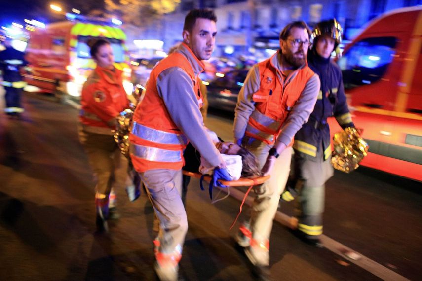 Una mujer herida es evacuada de la sala de conciertos Bataclan después de un ataque suicida con explosivos y disparos el 13 de noviembre de 2015 en París.&nbsp;