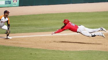 Henry Ramos (derecha) lideró la ofensiva puertorriqueña al batear de 5-3.