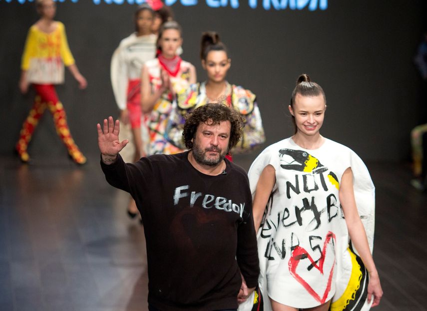 El artista&nbsp;Domingo&nbsp;Zapata&nbsp;presentó en Los Angeles una selección de prendas diseñadas por Ágatha Ruiz de la Prada y pintadas por él mismo para abrir la Semana de la Moda de esa ciudad californiana.
