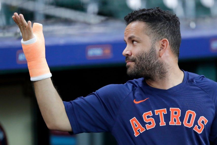 José Altuve, de los Astros de Houston, muestra su yeso durante un juego contra los Tigres de Detroit, el lunes 3 de abril de 2023, en Houston.