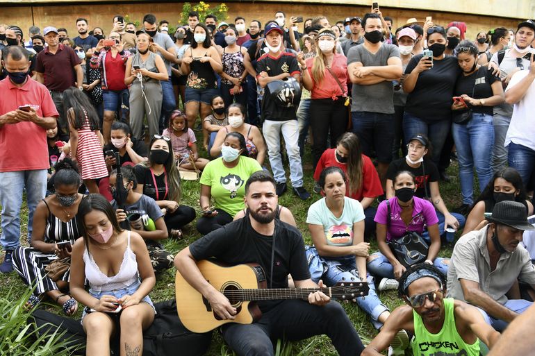 Los fanáticos se reúnen frente al polideportivo Arena Goiania durante el velatorio de la cantante brasileña Marilia Mendonca, en Goiania, estado de Goiás, Brasil, el 6 de noviembre de 2021.