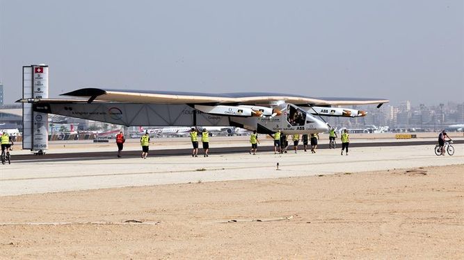  En los próximos días, la aeronave completará su vuelta al mundo con el trayecto desde El Cairo hasta Abu Dabi, pero esta vez bajo los mandos de Piccard (EFE)