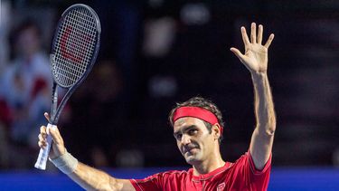 El suizo Roger Federer saluda al p&uacute;blico despu&eacute;s de vencer en la primera ronda del torneo de Basilea al alem&aacute;n Peter Gojowczyk, en la arena St. Jakobshalle de su natal Basilea, Suiza, el lunes 21 de octubre de 2019.