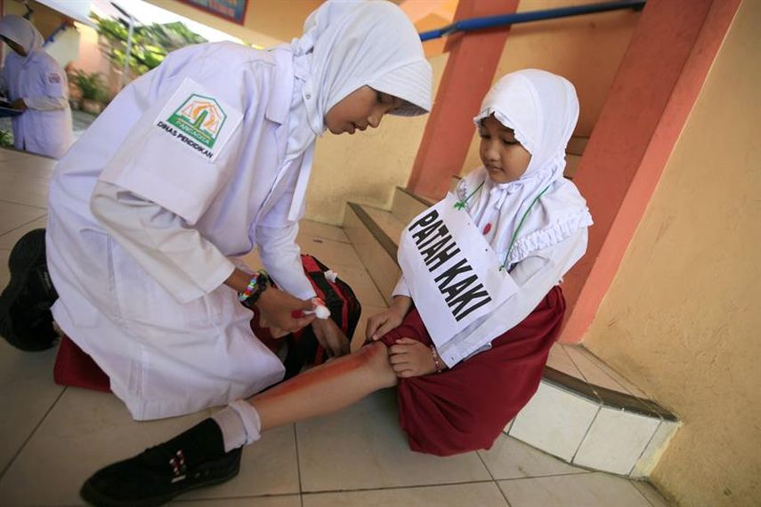 Un miembro del personal médico auxilia a una víctima durante un ejercicio an Aceh como parte del 10mo. aniversario del tsunami que azotó a esa región asiática. EFE