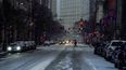 Un peatón utiliza un paraguas mientras cruza la Avenida Liberty en el centro de Pittsburgh, mientras comienza a nevar en medio de una tormenta, el domingo 16 de enero de 2022.