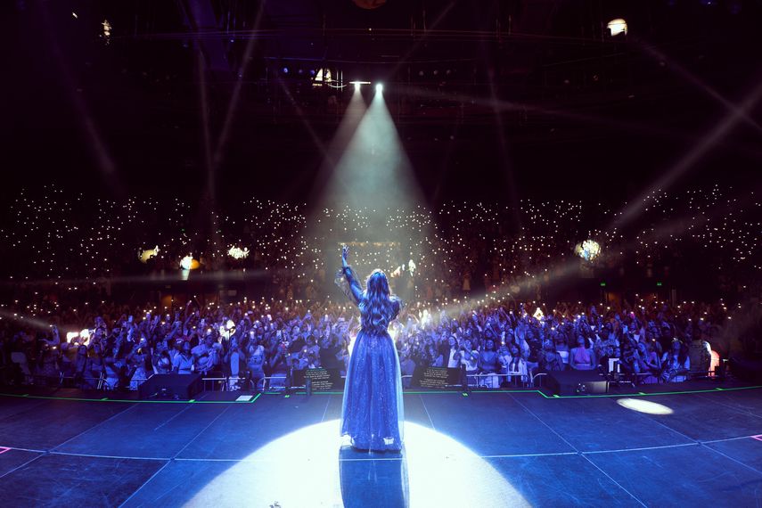 La artista argentina Flor Bertotti se presenta en el James L. Knight Center de Miami.