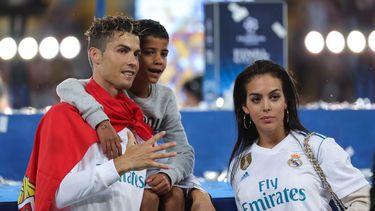 CR7 celebró la victoria sobre el Liverpool junto a su familia en el campo del estadio Olímpico de Kiev.